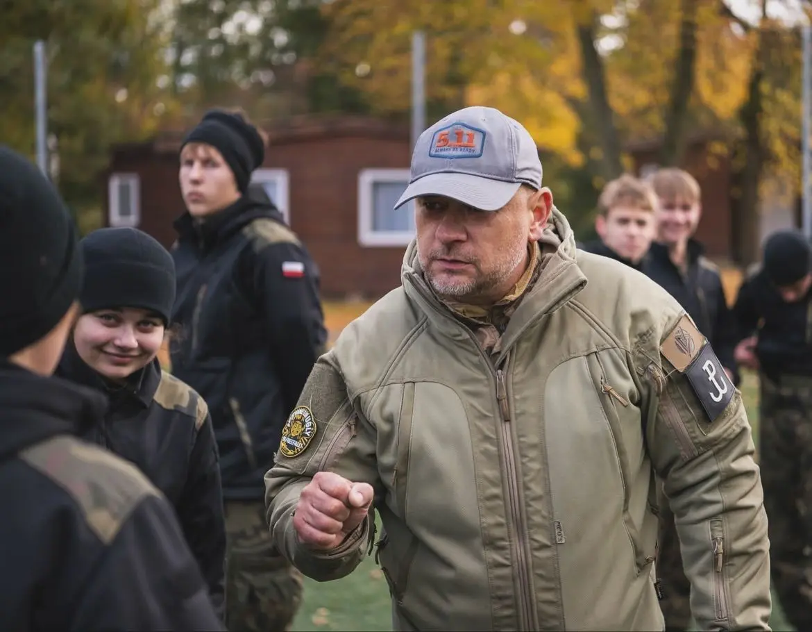 Instruktor DefendU rozmawia z uczniami