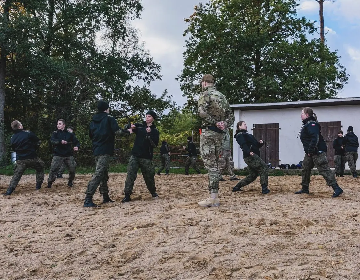 Grupowy trening samoobrony na piasku